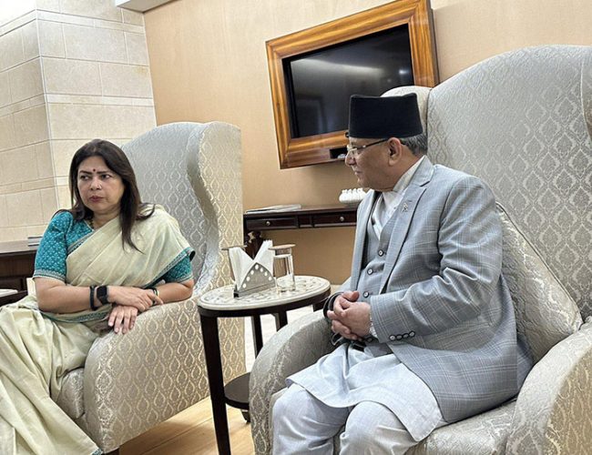 प्रधानमन्त्री प्रचण्ड दिल्लीमा, भारतीय राज्यमन्त्री लेखीले गरिन् स्वागत