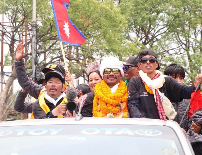 कृत्रिम खुट्टाको भरमा सगरमाथा चढेका हरिको भव्य स्वागत, मन्त्री किराँती पनि विमानस्थल पुगे