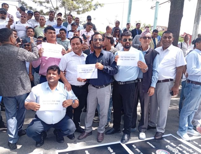 निजी विद्यालय सञ्चालकहरूको प्रदर्शन, ५ बुँदे मागसहित आन्दोलनको चेतावनी