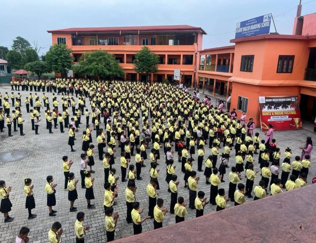 विद्यालयको वार्षिकोत्सव कार्यक्रममा विद्यालयका १३०० विद्यार्थीहरुले स्टेज चढ्दै